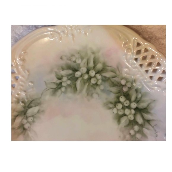 Hand Painted Porcelain Plate Winter White Berries Reticulated Artist Signed - Picture 2 of 2
